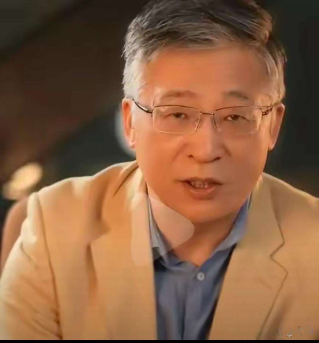 杨锐作为央视主持人，用谐音把“汤家凤”改成“汤家疯”，拿名字做文章嘲讽对方，已经