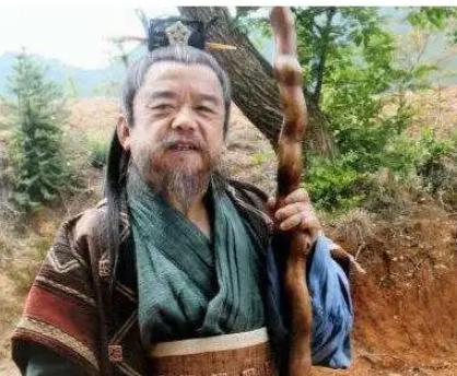 他演过武大郎，身高仅1米28，却接连娶4个身形高挑漂亮的老婆。小时候因为先天性脑