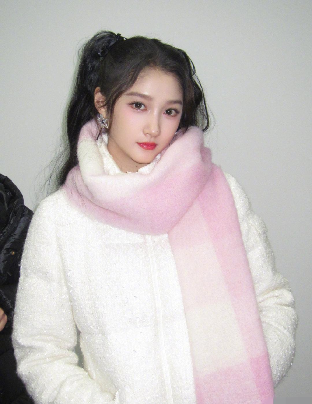 关晓彤发了条微博，说要翻开健康食谱。
可她真正端上桌的，是央视跨年晚会那道价值千