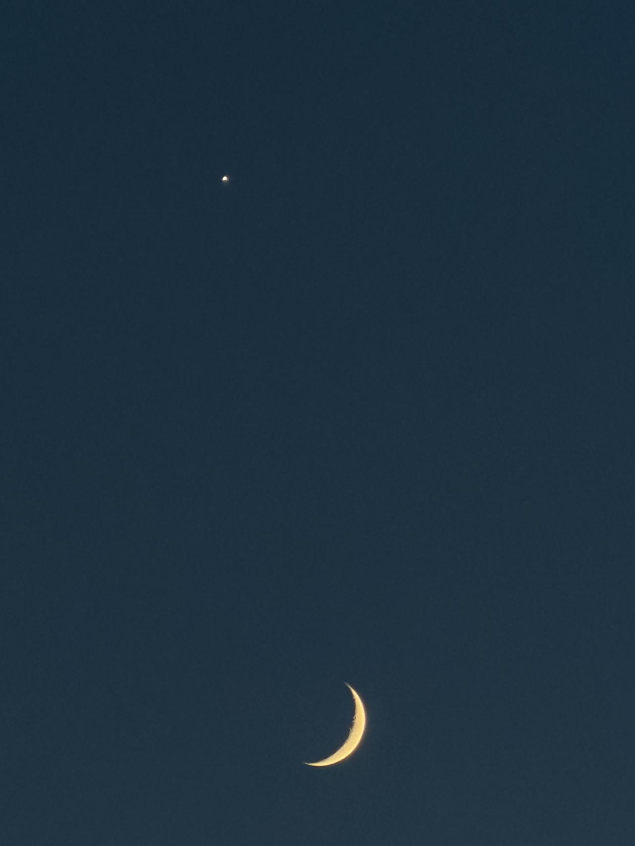 北京金星合月，夜空中的一弯新月，静谧而美丽。🌙✨自然月亮 圆缺月 金星奇观 圆