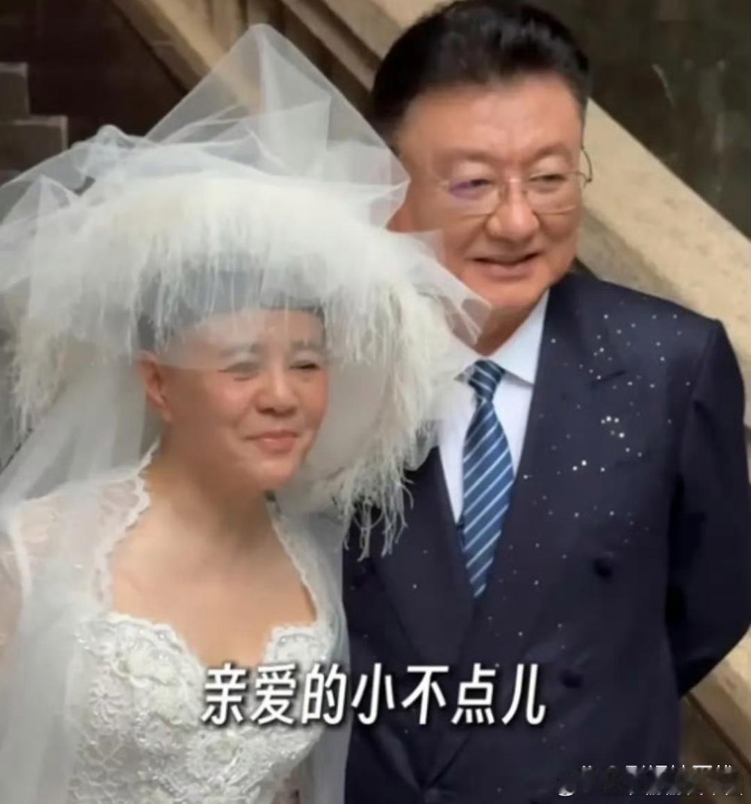 金龟子60岁了8月20日，金龟子更新社媒，晒出与丈夫王宁结婚38年，甜蜜拍摄婚纱