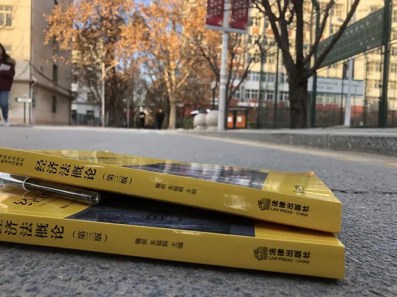 25岁法硕毕业，30岁开始做律师


其实，考上大学后
时间就过得飞快

不等你