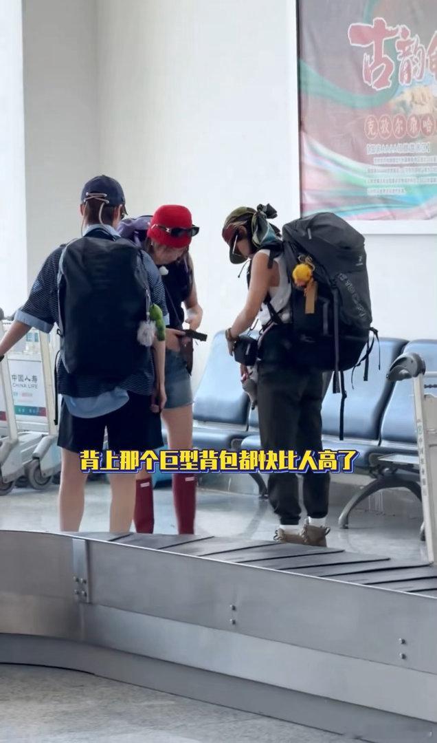 李宇春水与火火火新疆集结出发李宇春新疆集结出发李宇春辛芷蕾高叶倪妮合照广袤的新疆