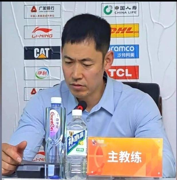 前男篮国手刘炜、张庆鹏受邀参与篮协青训营执教。
 
上赛季还在CBA赛场带队的两