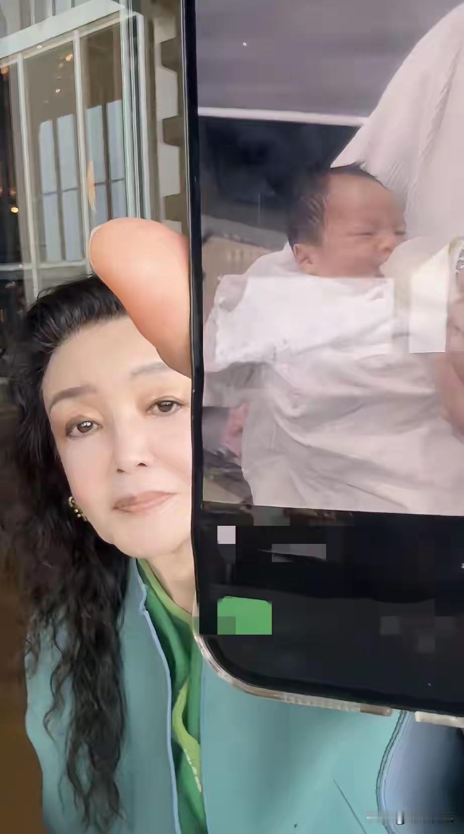 曾有人传言，汪小菲不再喜爱大S的两个孩子，一心想和马筱梅拥有自己的孩子。
如今，