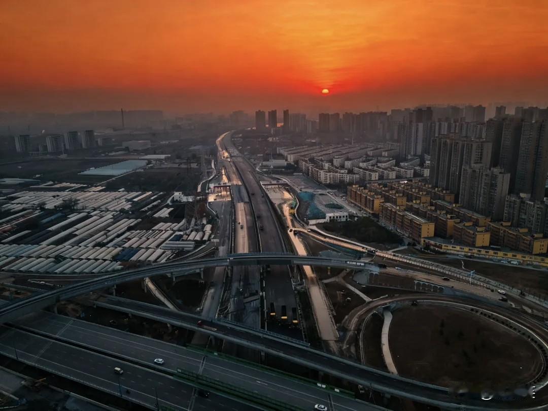 进度条再刷新！日前，西兴改扩建项目主线水稳基层实现全幅贯通，为项目按期顺利通车筑