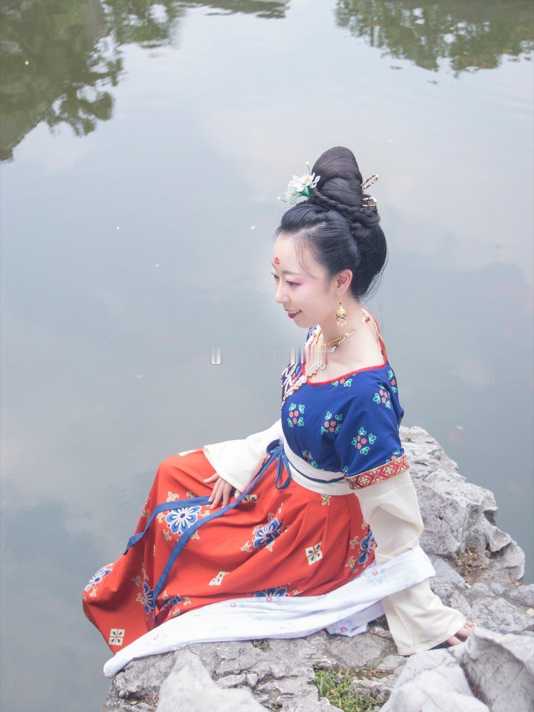 公子王孙何必问。晚安。 