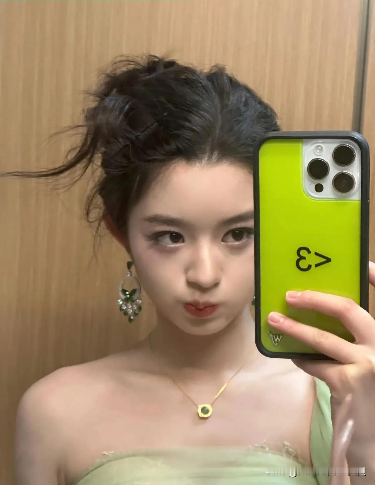 这个黄杨钿甜真是太奇葩了！！

娱乐圈比她有钱的女明星多了去了！

你说杨幂，赵