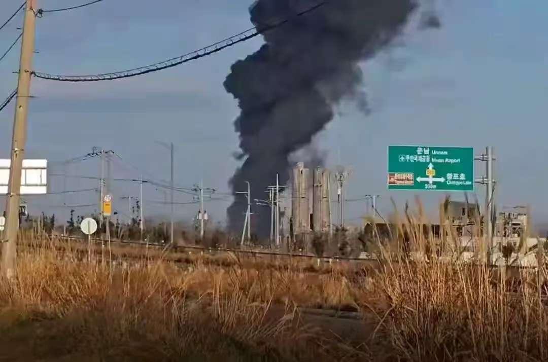 韩国济州的航空客机腹部硬着地，滑行后撞击跑道护栏起火，除了两名乘务人员，其他全部