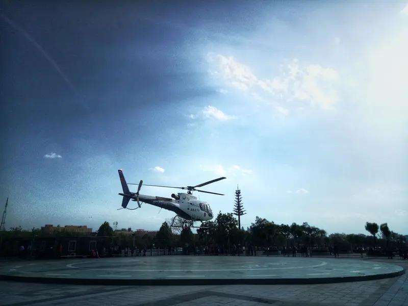 山西一男子租直升机接亲，当事人：距离不远，就花了几分钟，感觉真的是科技在改变生活