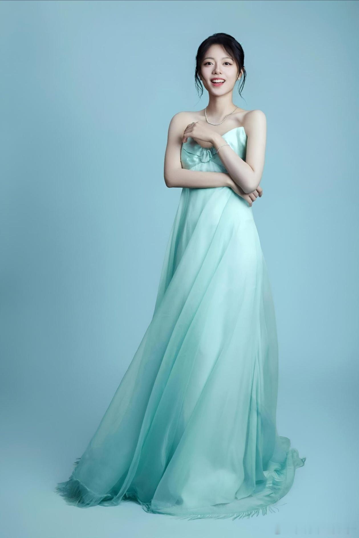 赵今麦一袭ALEXIS MABILLE高定礼服，温婉甜美气质出众！赵今麦 ​​​