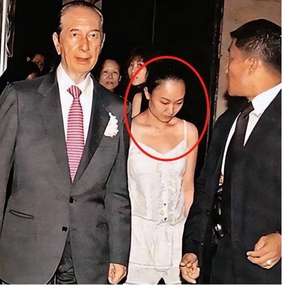 2007 年，85 岁赌王中风入院，这一消息震惊社会。貌不惊人的小护士邓咏诗走进