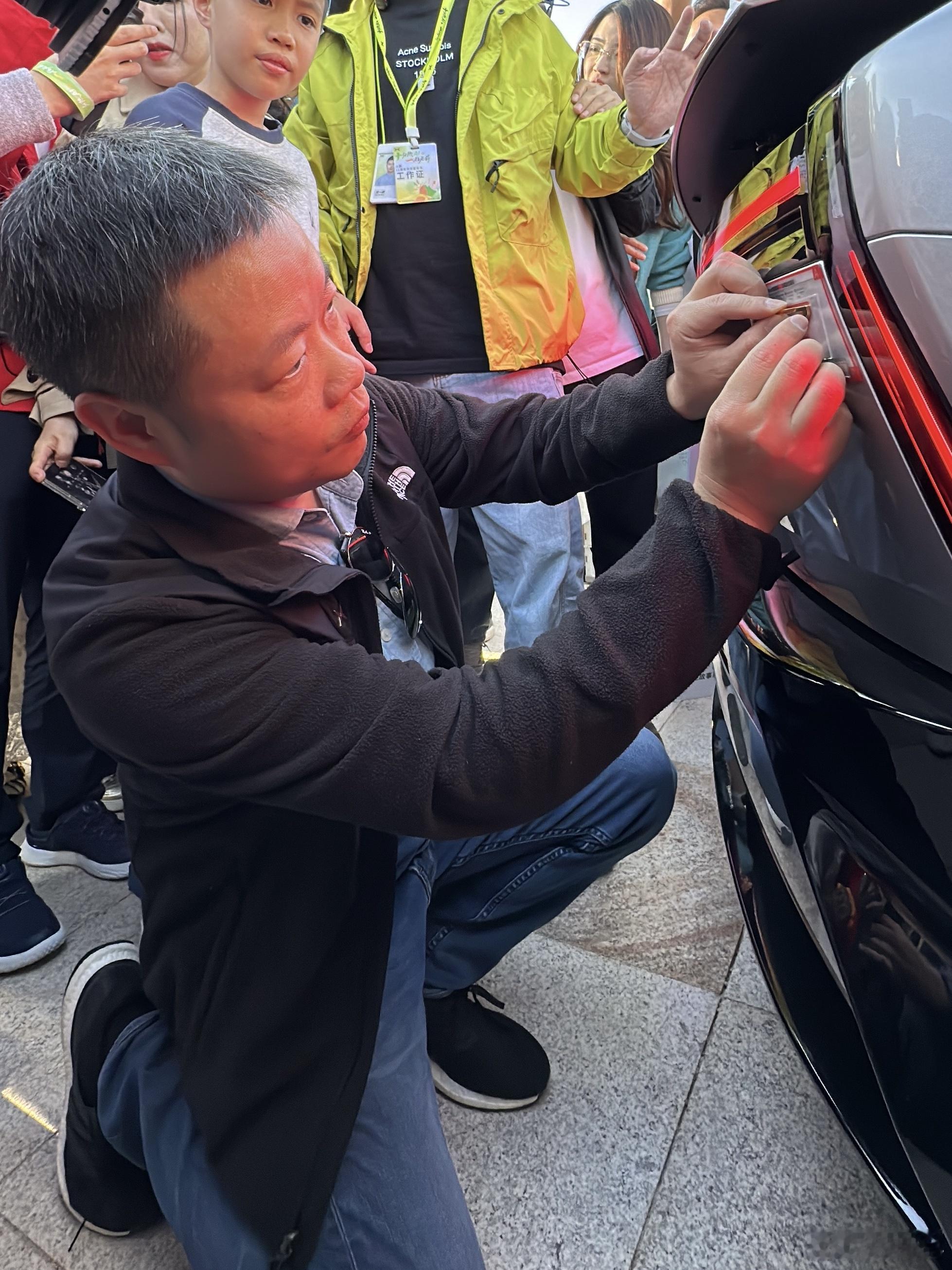 小鹏P7初代车主获得新的道具——24K专属金标。本来一开始说给18K的，结果大师