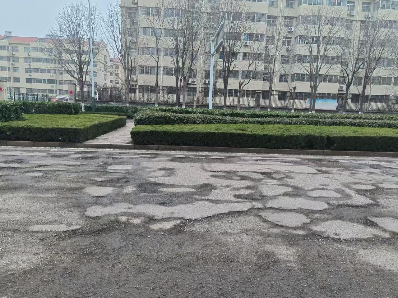 潍坊市奎文区清溪街的路况简直惨不忍睹！路面到处坑坑洼洼，开车经过时就如同坐过山车