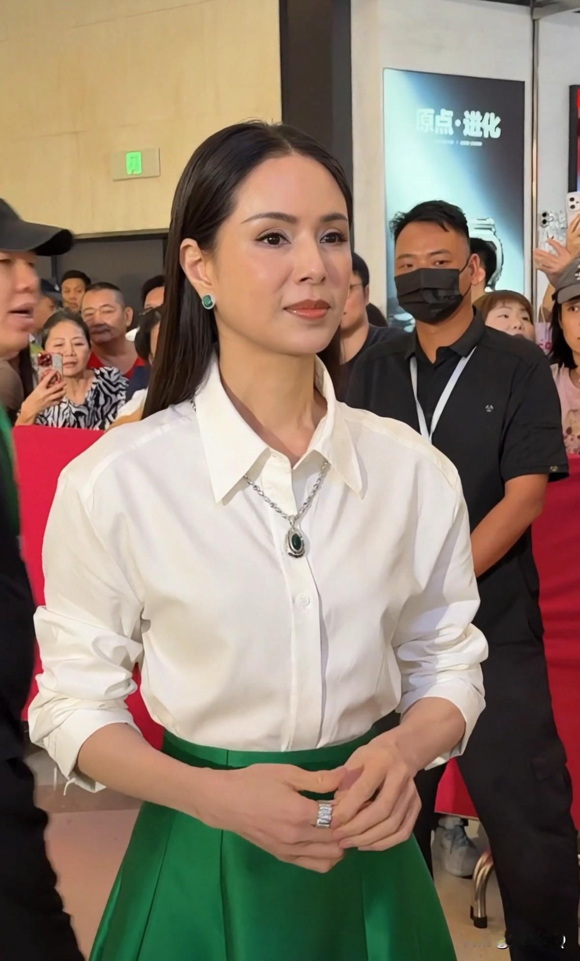 59岁的李若彤参加线下活动生图，这保养真得太牛了，头发乌黑，脸上和颈部基本没啥皱