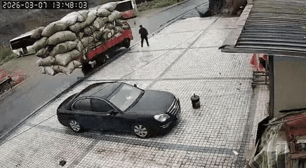 躲过了初一没躲过十五。行人过马路，一定要多观察，慎穿行。