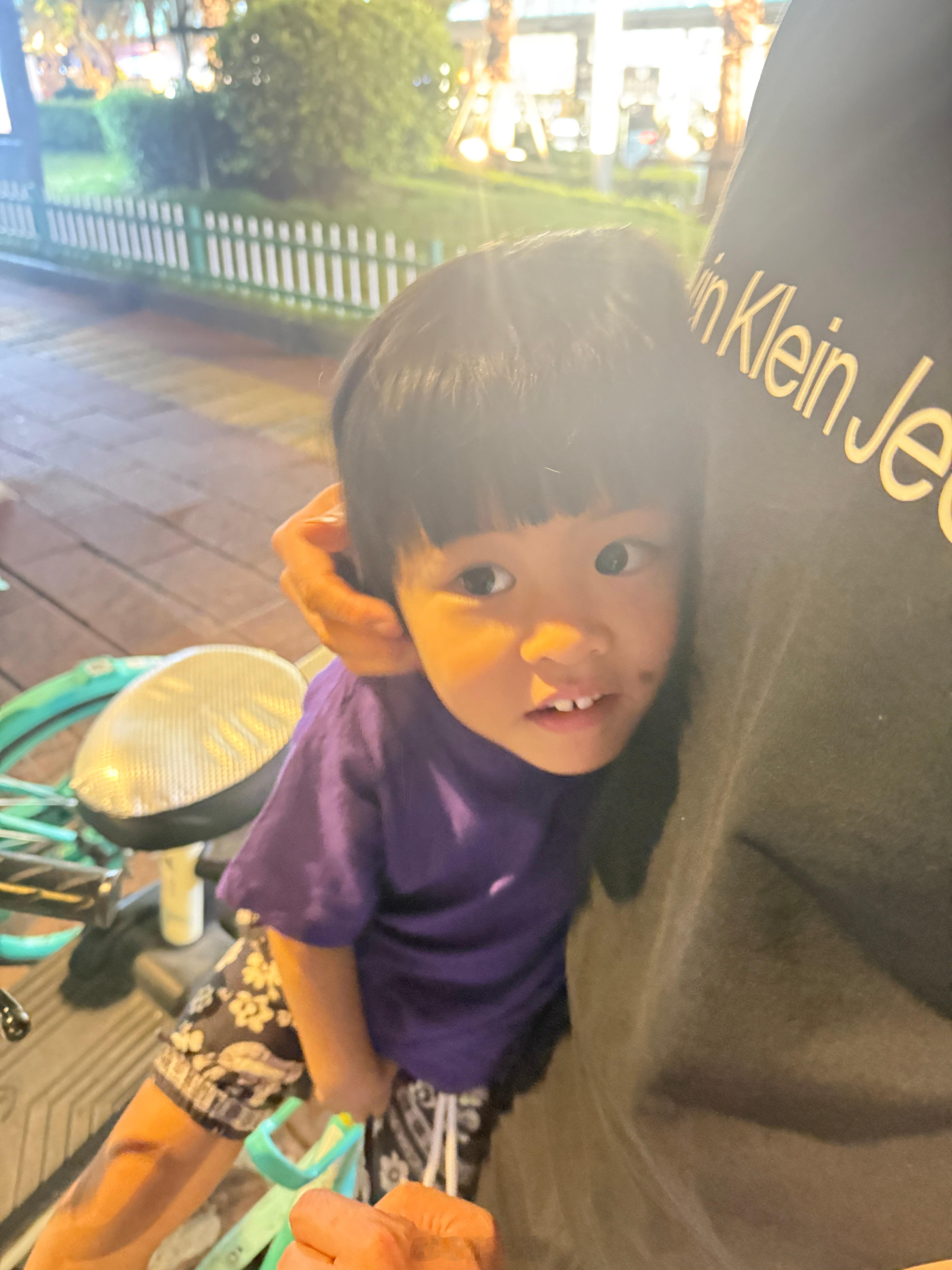我：球宝你是不是很困啦球球：系。。我：中午不睡晚上就会困的比较早球立刻来了精神：