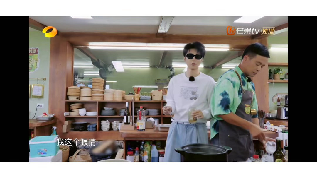 王俊凯困到戴墨镜开工王俊凯忙通宵了 “昨天睡下去没两分钟，天亮了”“再过一会儿鸡