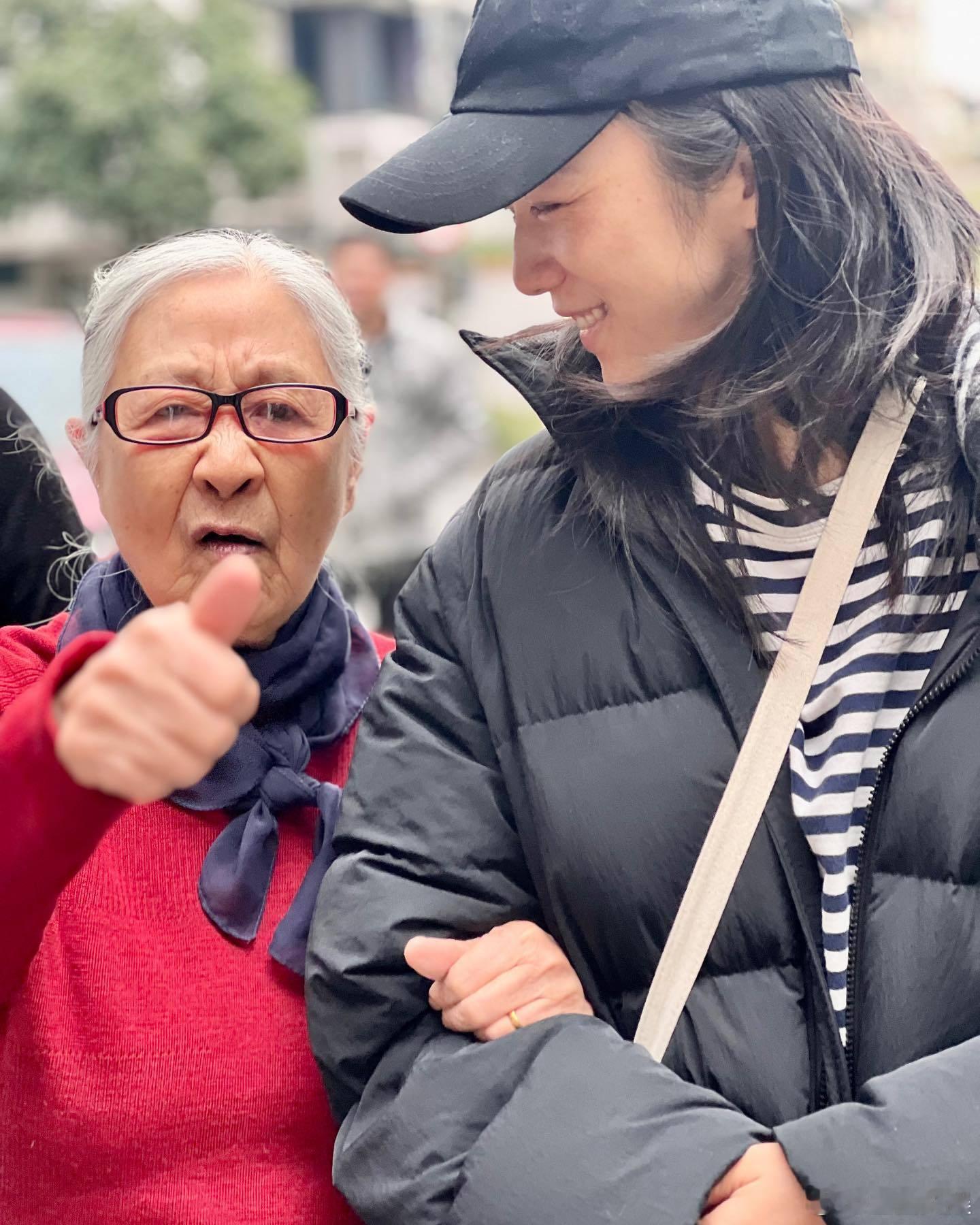 汤唯带老公女儿看望小学老师  汤唯一家三口看望小学老师 女神真的好接地气 