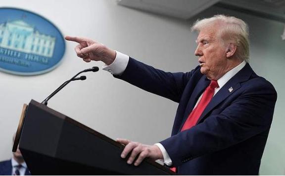 特朗普扬言中国敢收复台湾，他就轰炸北京，如今的美军还有这个能力吗？八成是没有的，