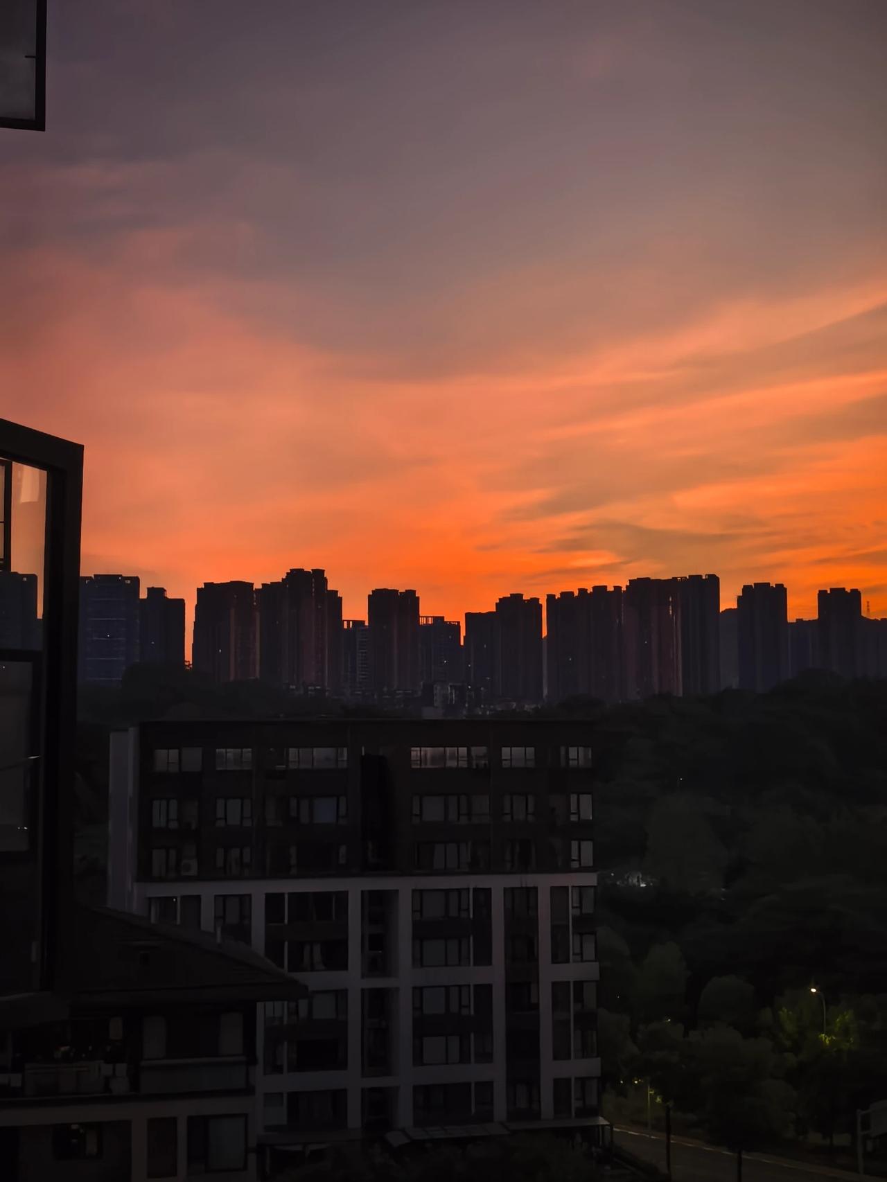 重庆9月8日清晨的日出，没有预想中壮观的朝霞，整体氛围略显得平淡了一些，少了几分