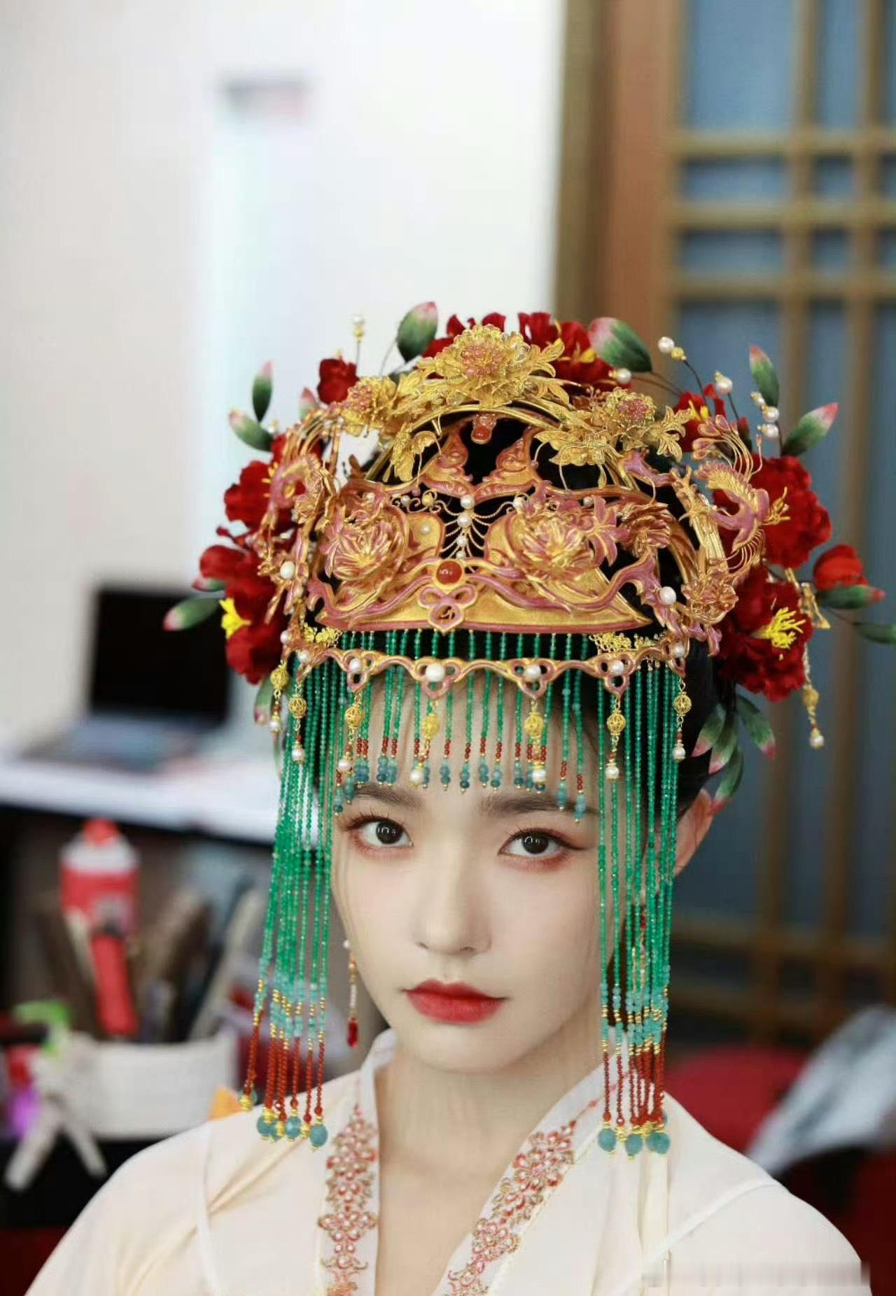 林允我的新鬼蜜林允诡异到吓人太震撼了这个画面感，林允妆造是谁想出来的加鸡腿，好符