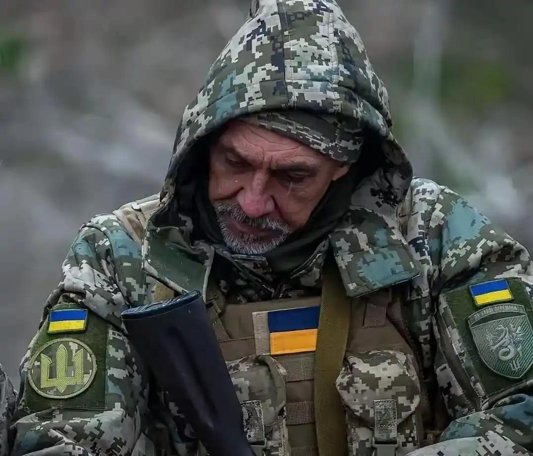 乌克兰近日正式修改法律，允许 60 岁以上老人自愿继续在军中服役，这一举措彻底撕