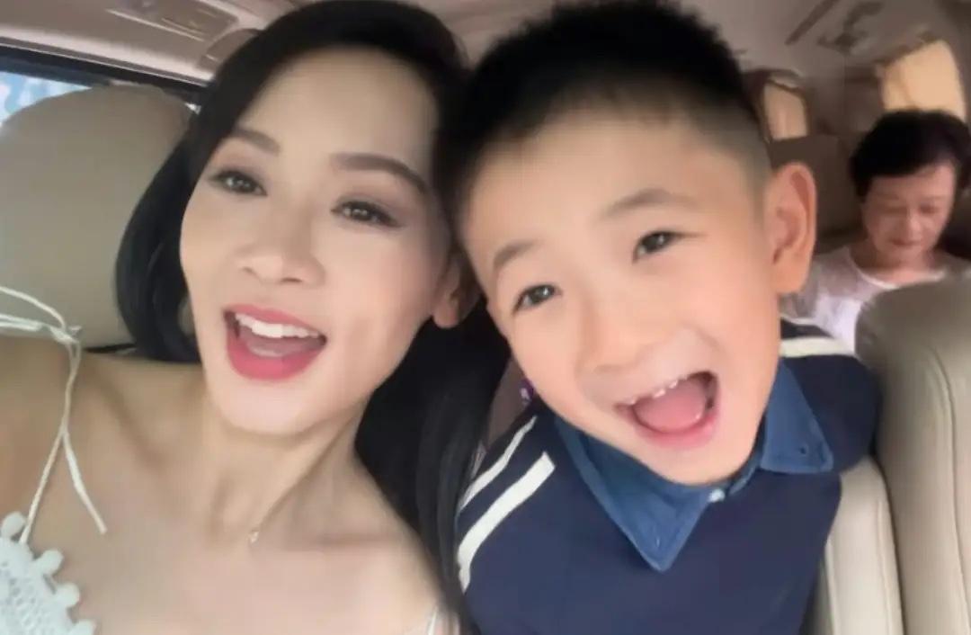 在父亲节这一天，

女艺人杨思琦在社交平台分享了和小儿子的互动短片，

这个分享