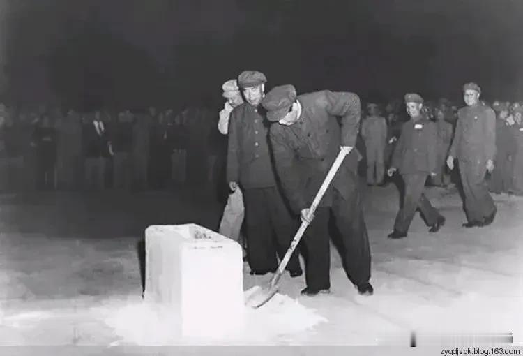 开国大典前一天人民英雄纪念碑奠基，粟裕为什么第四个执锨培土？
那时候有没有头条？