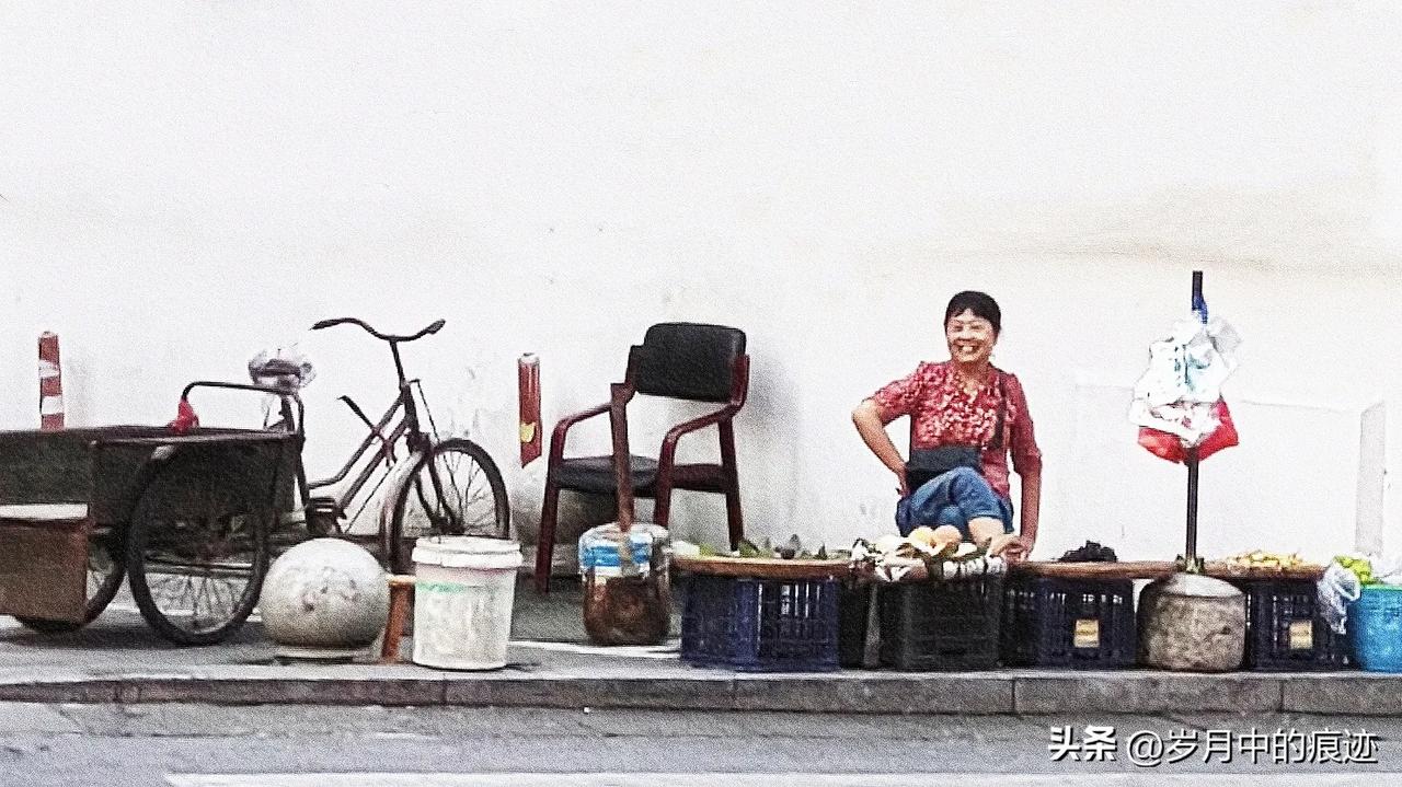 回来老家已经有几年了。
以前也有过很喜欢随走随拍的时光，现在渐渐地又开始记录起来