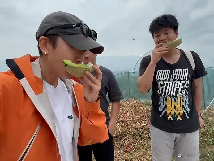 秋天妈妈吃瓜又吃出“大问题”了，被嘲讽她是个“要饭的”
视频展示吃的香喷喷的、直