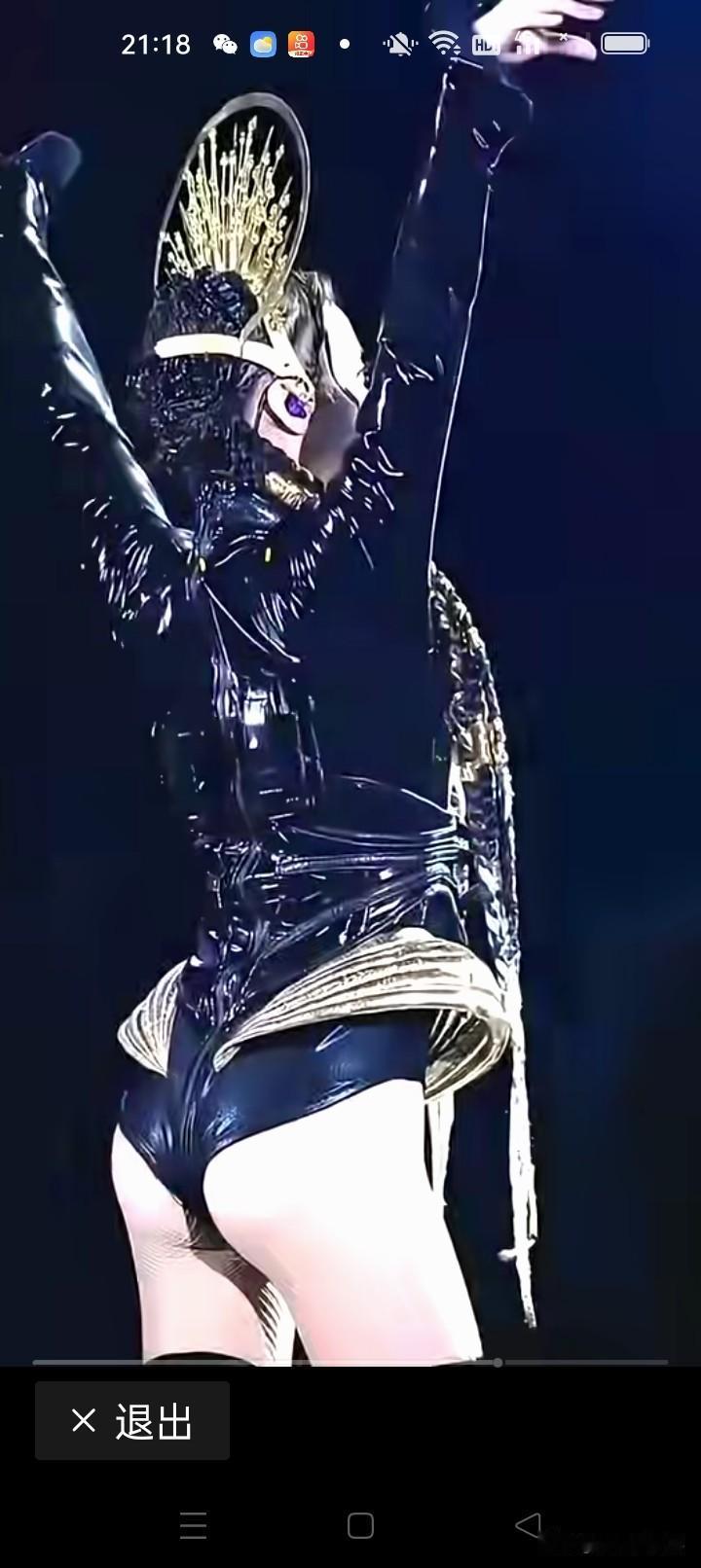 舞台上穿成这样，太低俗了吧！我说这话没毛病吧！