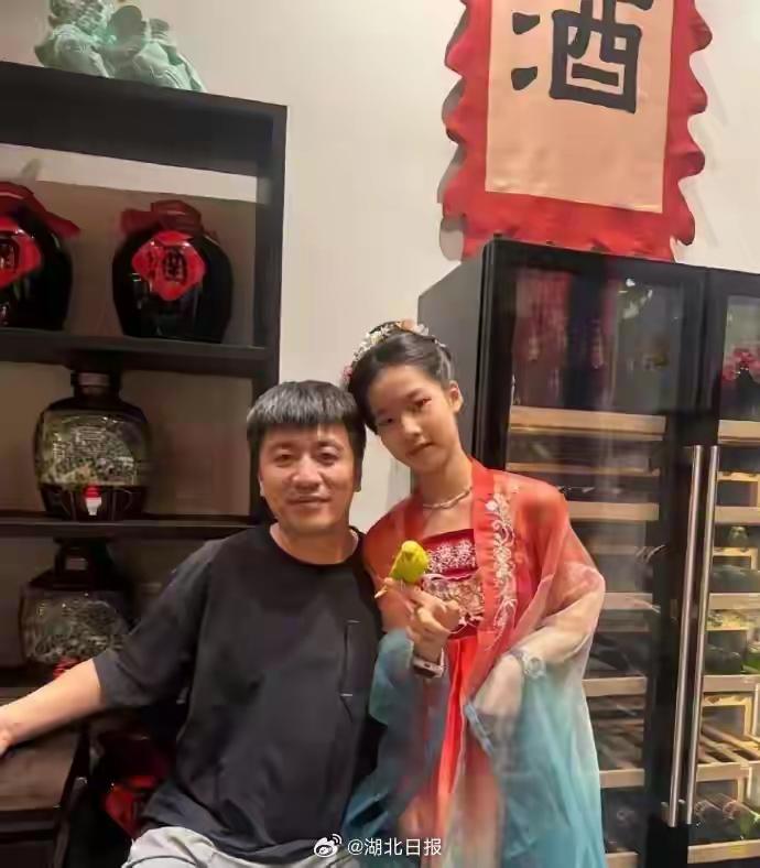 张雪峰女儿懂事的令人心疼，爸爸可以安息了
张雪峰女儿张姩菡缅怀父亲：
我的爸爸很