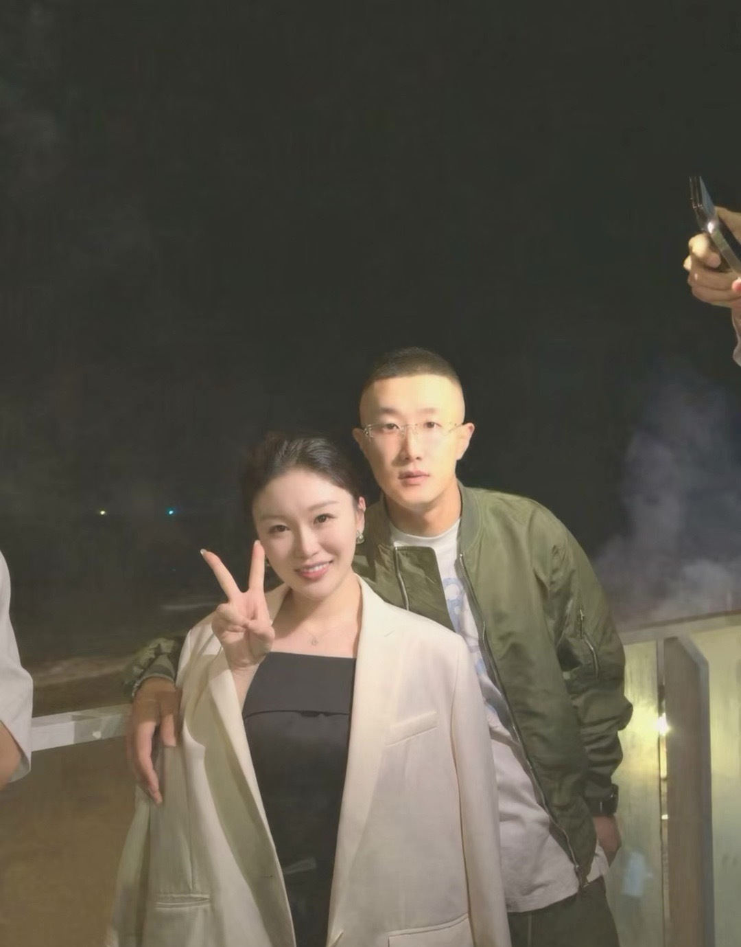 杨妹儿与张二嫂续合同！人这一辈子 会经历无数大大小小的坎 遇见形形色色的人 回首