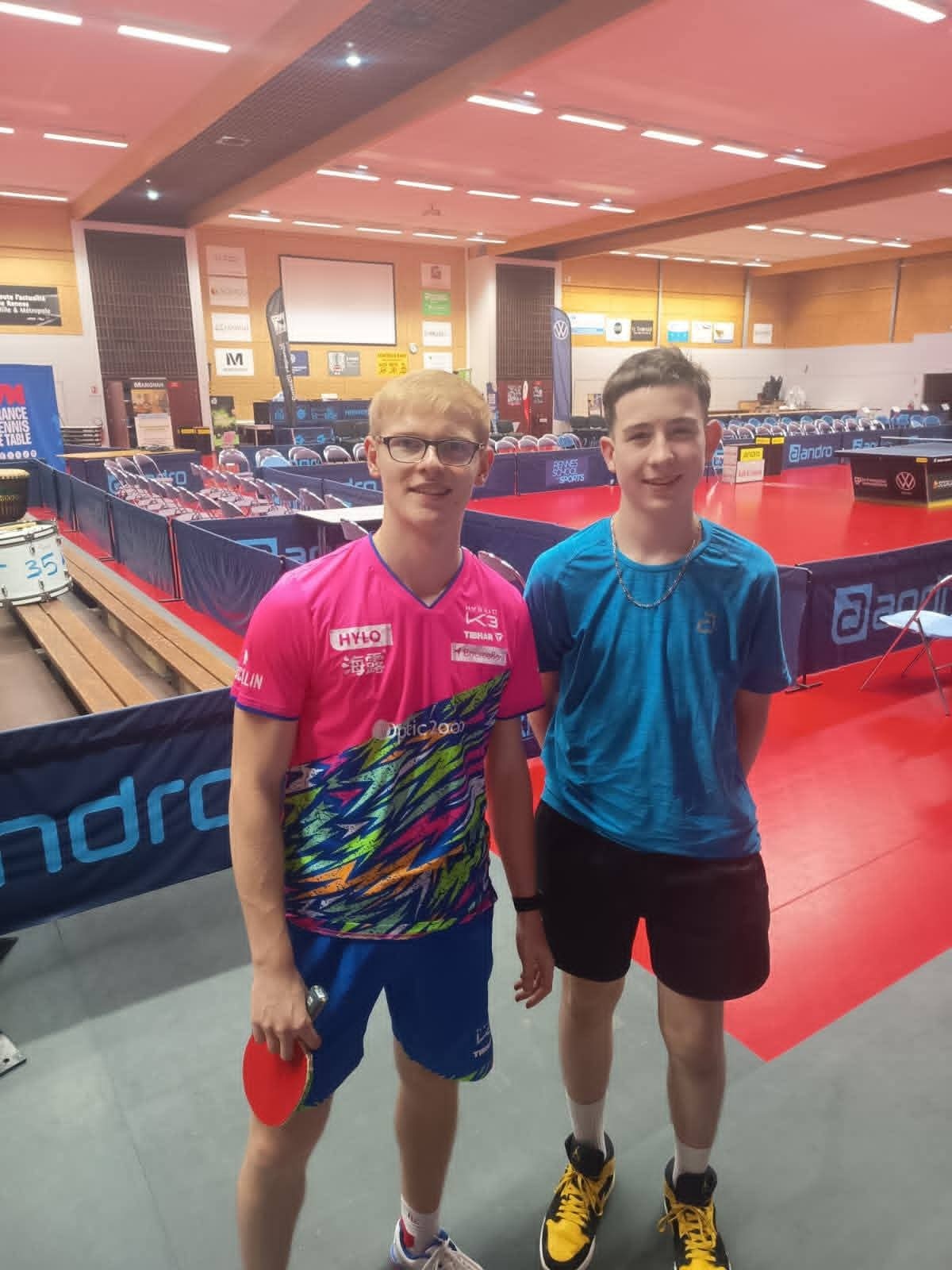 一个小球员晒出他在12月和f拍的合影 