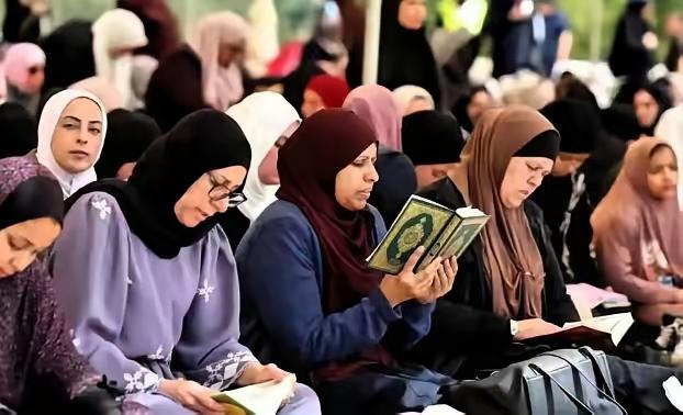 一切的根儿，其实都要追溯到伊斯兰教刚创立那会儿，关于谁来继承领袖的那场争执。
