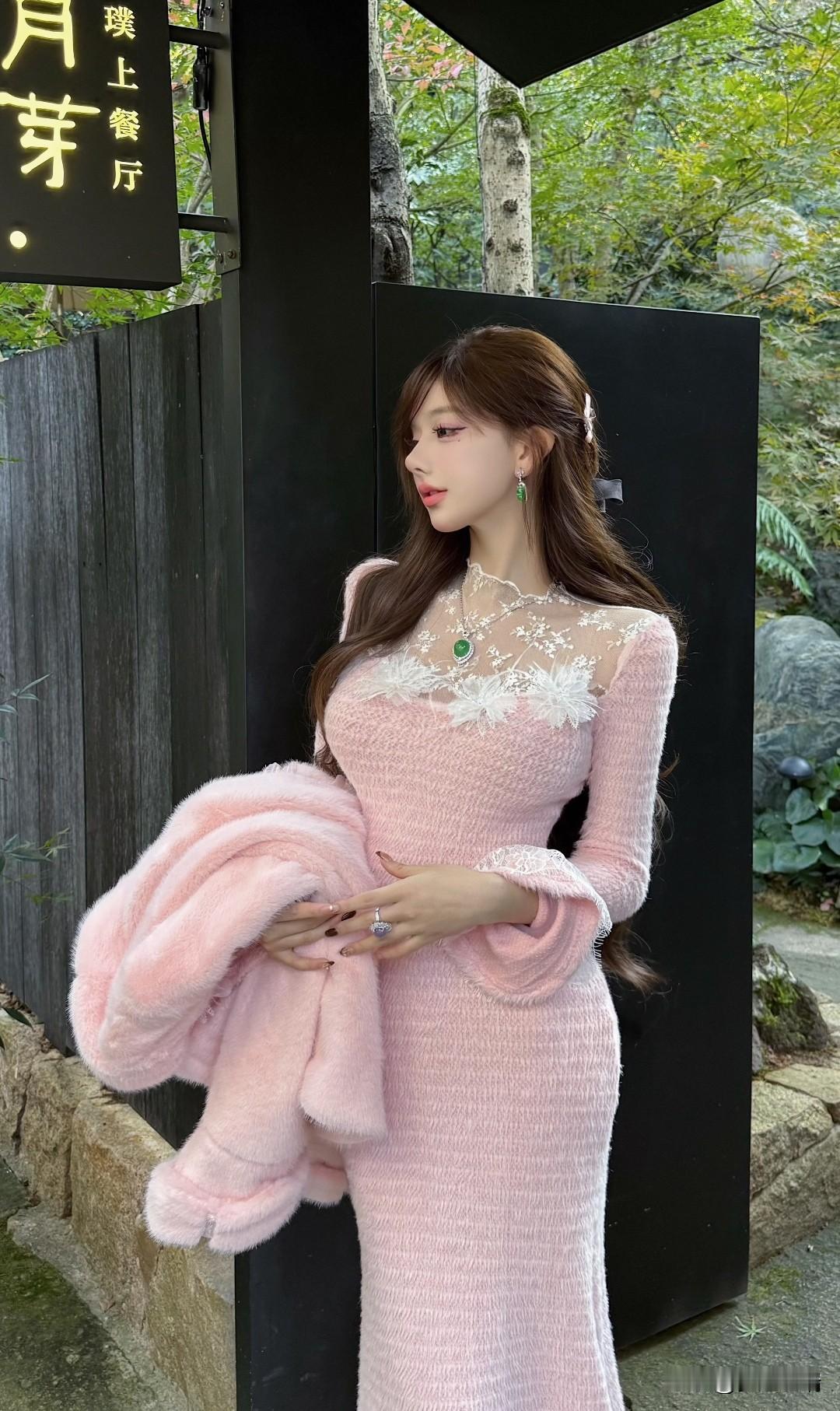 温柔粉裙，秋日暖阳下的浪漫时光。