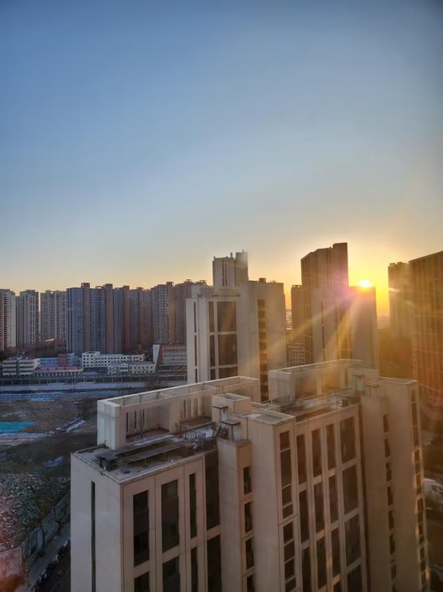 雪后的夕阳美不美？
昨日大雪过后，天空万里无云，夕阳如同艺术家的画卷，用绚丽的色