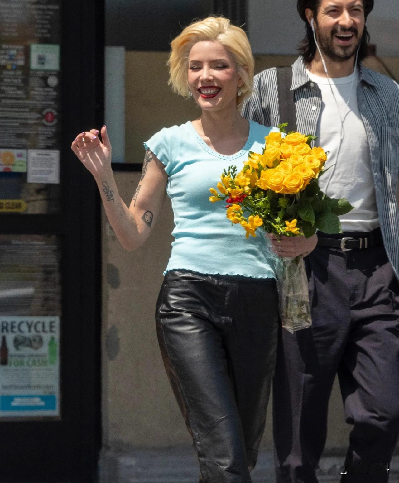 猴西#Halsey#终于现身了！
谁能想到这么年轻漂亮的猴西竟然患了白血病和红斑