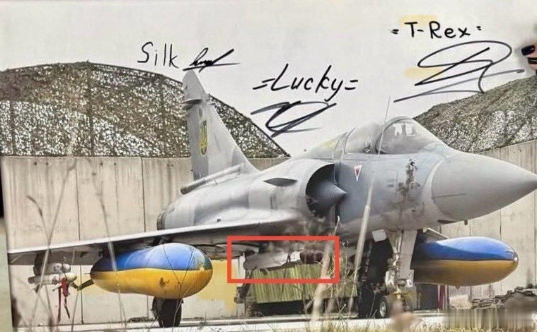 首张法国幻影2000-5F战斗机在乌克兰服役的照片曝光，该机装备了一枚MICA空