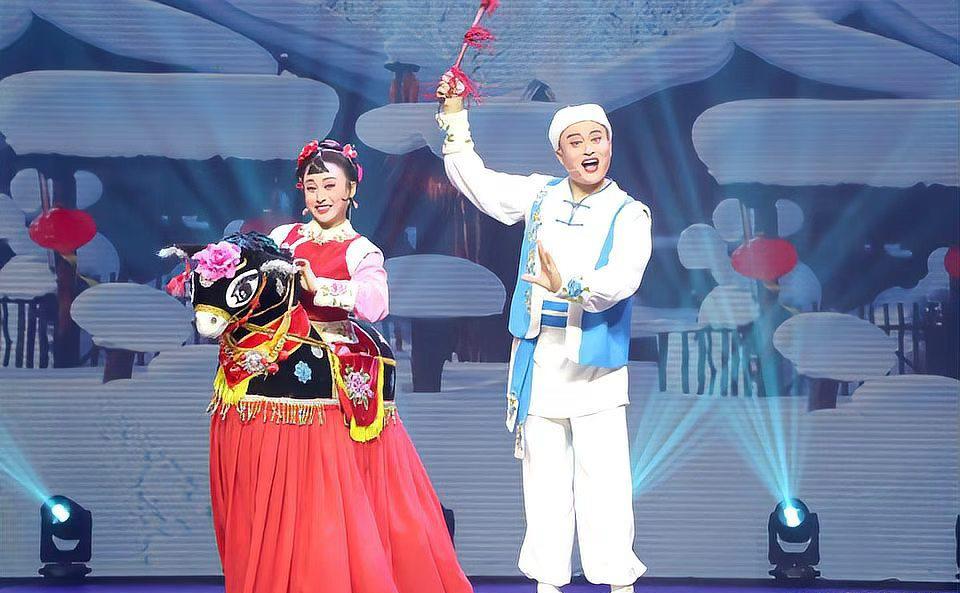 宋晓峰又来冰雪大世界当“保安”了

宋晓峰，一位国家二级演员，以一身保安装扮重返