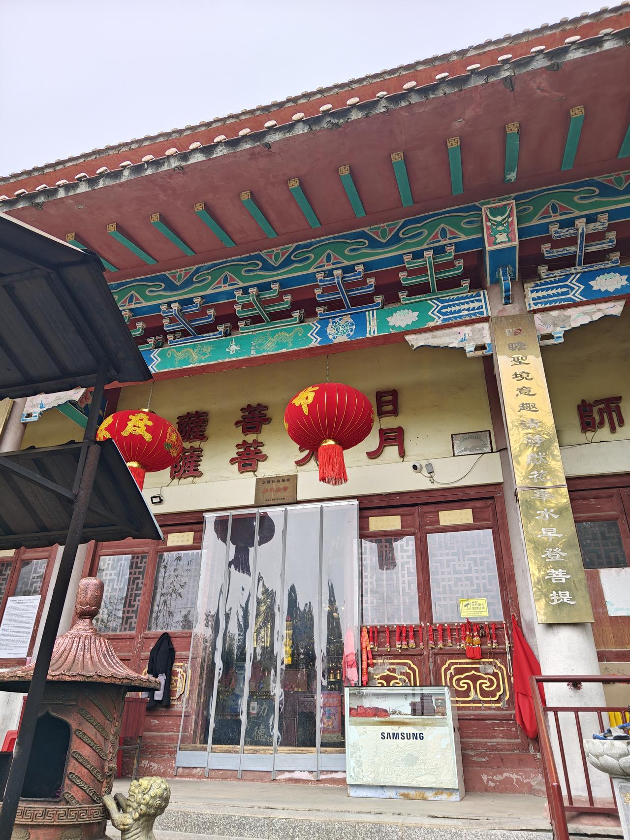 牛迹山位于孝昌县邹岗镇，海拔仅97米，因太上老君青牛踏石留迹的传说得名。山上有始