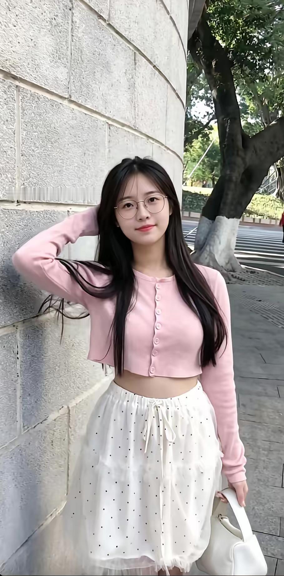 元气少女穿搭指南💕粉色毛衣+白色波点裙，清新又可爱！ 粉色显嫩穿搭 粉系少女感