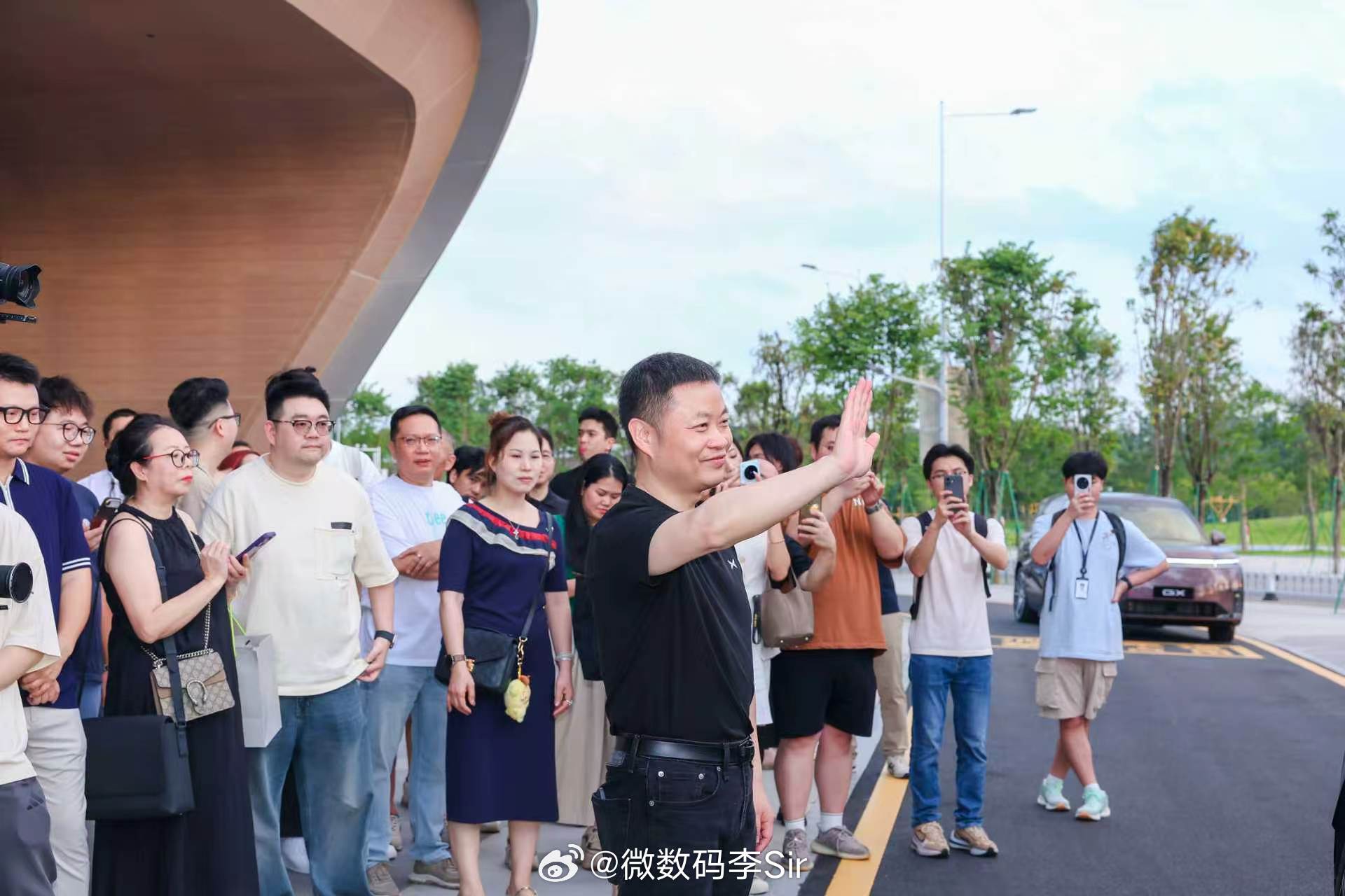 何小鹏让出2个名额给车主优先提GX小鹏GX开启大规模交付5月25日18:00，小