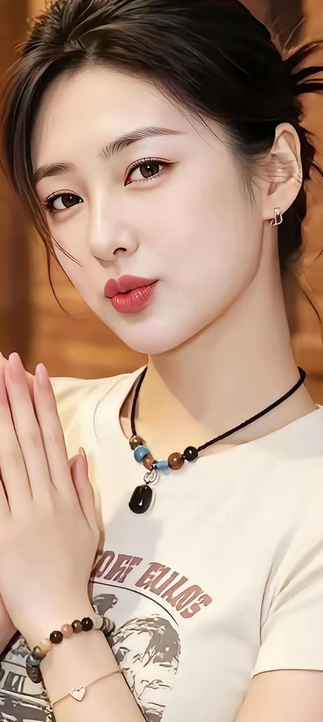温柔甜美的少女心，黑白珍珠手链搭配，清新自然。