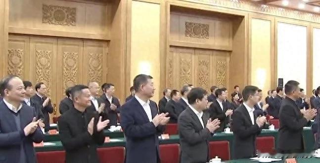 马云现身民营企业家座谈会，这可太不简单了！ 隐退 4 年，鲜少被报道，却突然出现