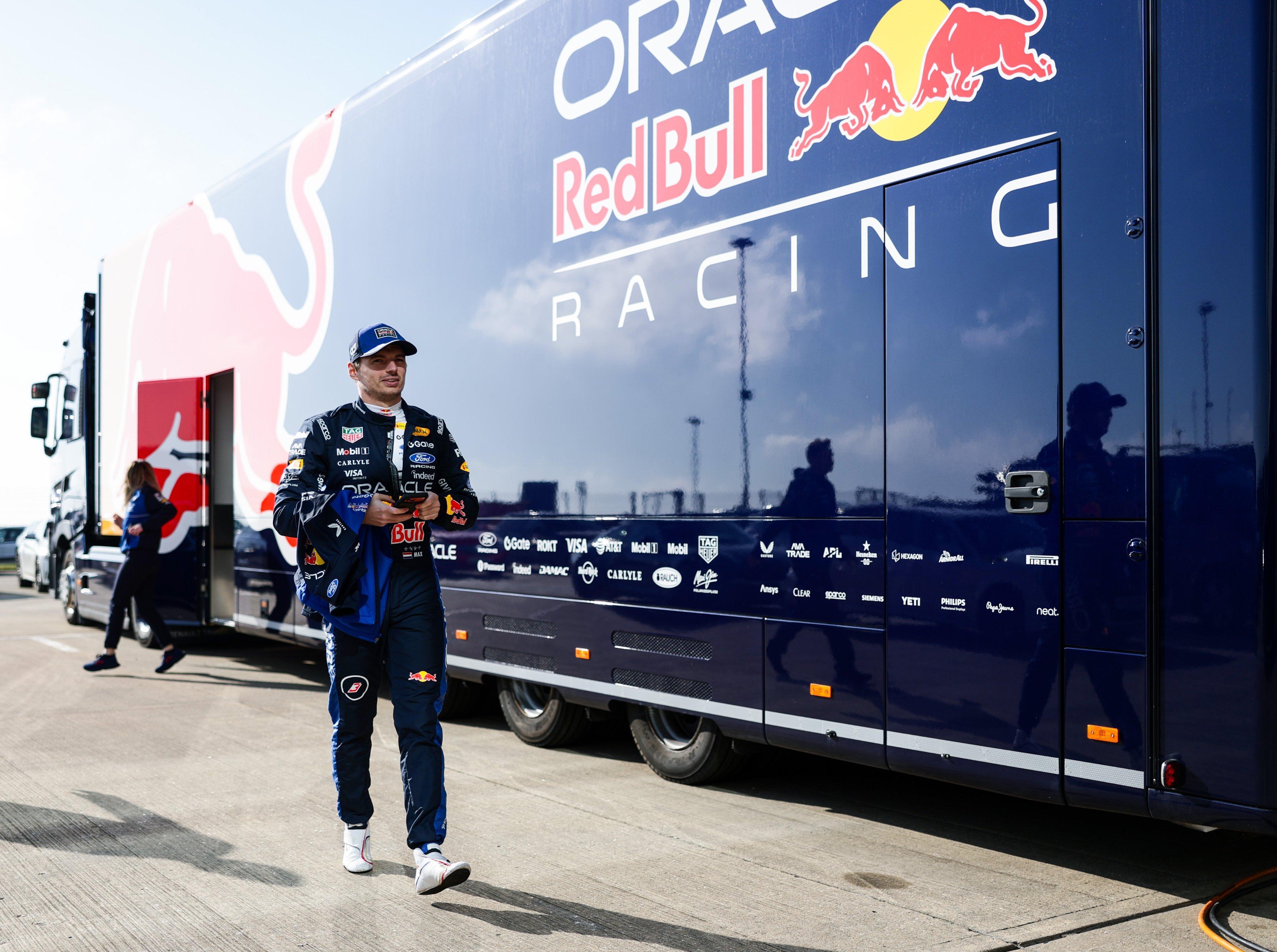 红牛车队今日在英国🇬🇧银石赛道进行拍摄工作（200km测试），由维斯塔潘驾驶