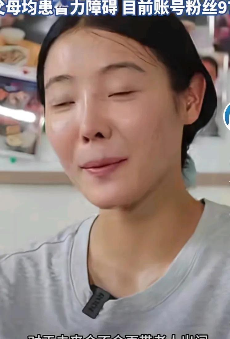 这个女孩真了不起，最近一名27岁的网红女孩带全村46名老人旅游，上了热搜，女孩家