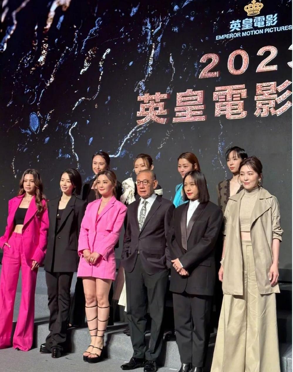 英皇老总杨受成与一众女星合照：前排我认出了周秀娜，阿sa，林嘉欣与周丽淇；后排我