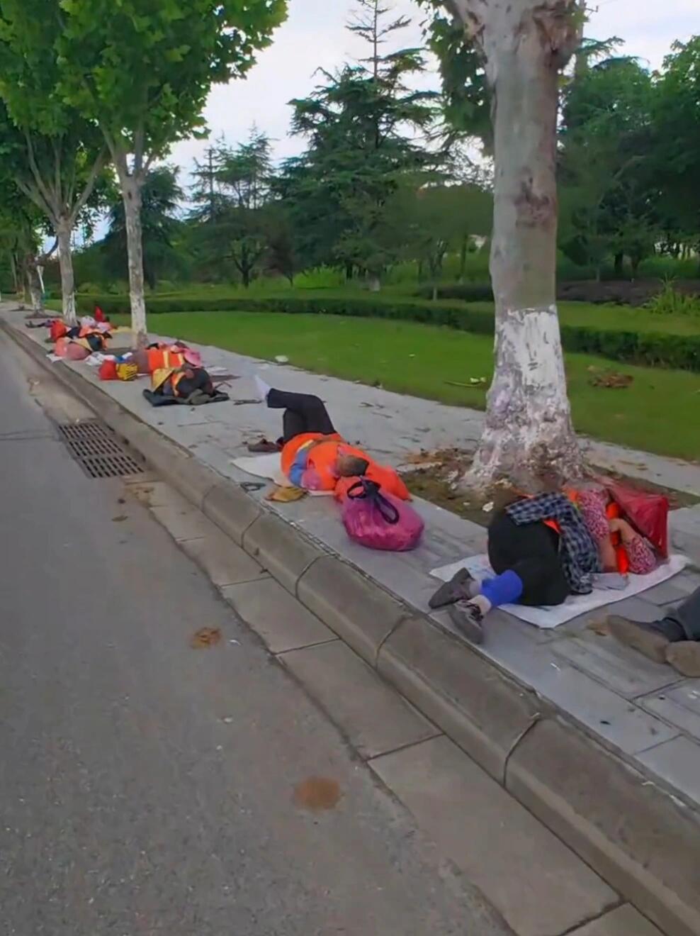 远远的望去还以为地上扔了好多衣服，结果都是环卫工人。